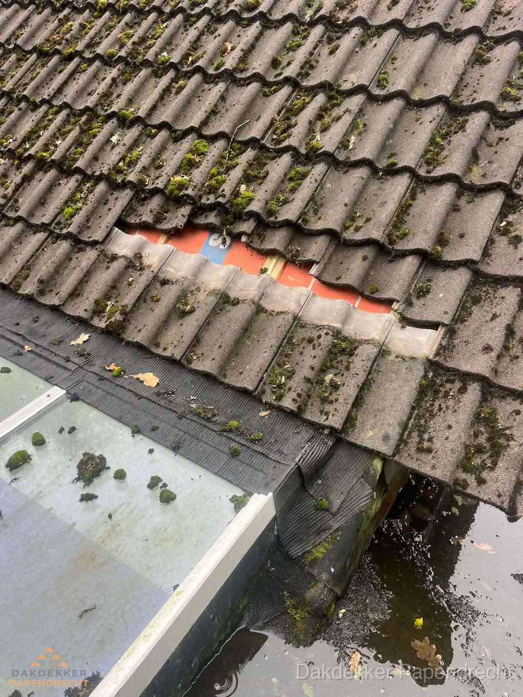 Beschadigd pannendak met ontbrekende dakpannen voor reparatie in Papendrecht