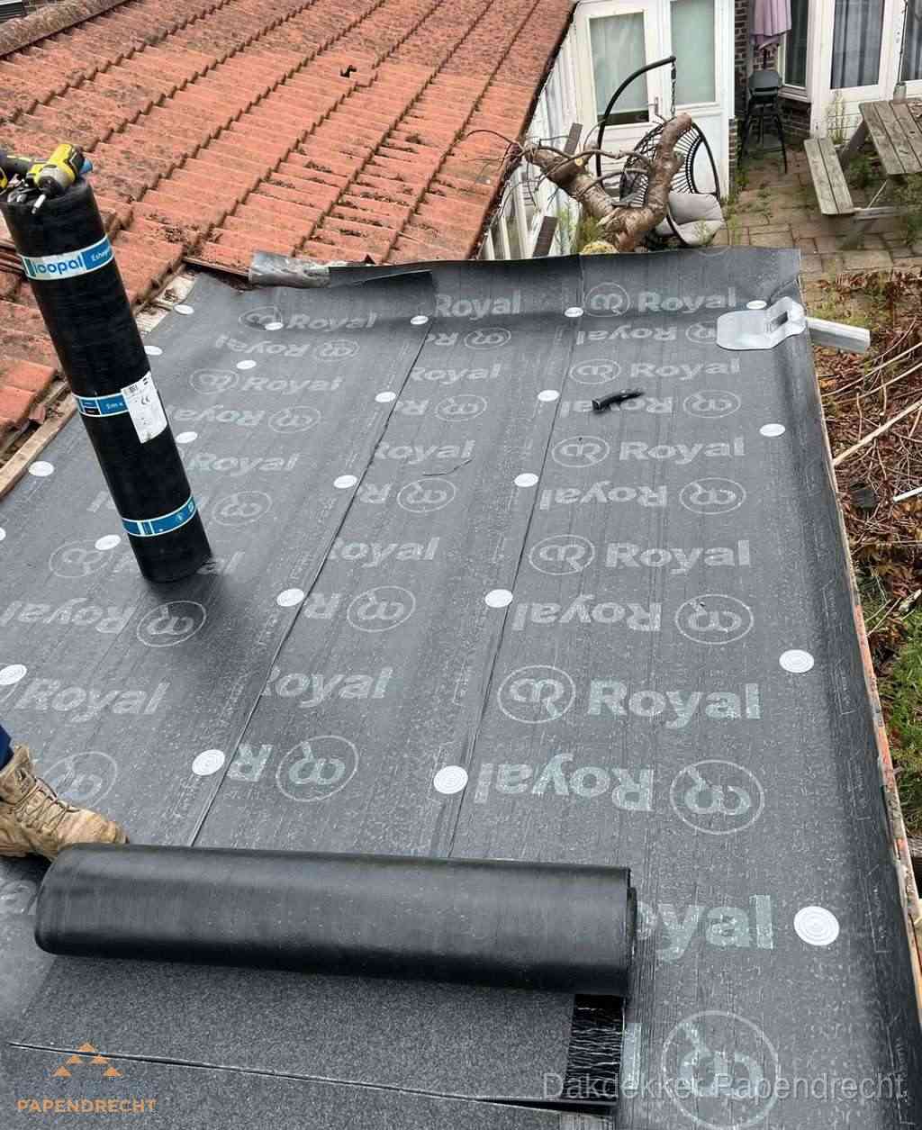 Plat dak met nieuwe bitumen dakbedekking en brandgereedschap in Papendrecht