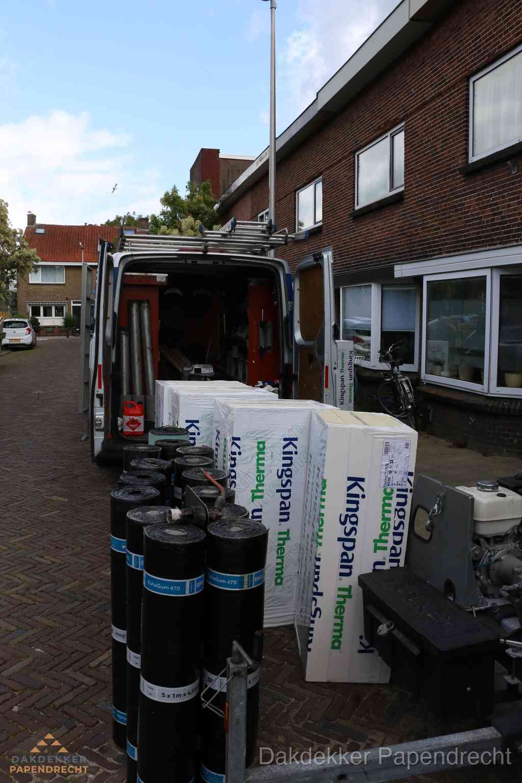 Plat dak met bitumen dakbedekking en brander in Papendrecht