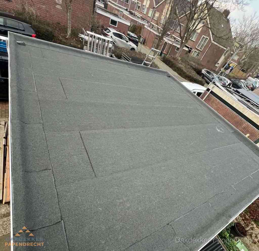 Nieuwe bitumen dakbedekking op plat dak van garage in Papendrecht