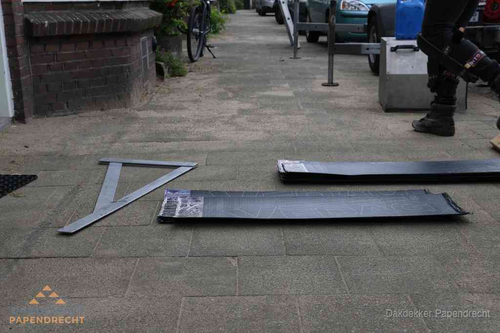 Dakbedekkingsmateriaal en zinkwerk klaargelegd voor reparatie in Papendrecht