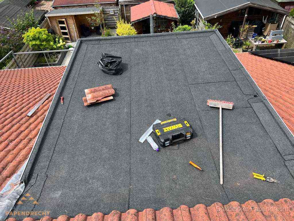 Nieuw plat dak met bitumen dakbedekking in Papendrecht