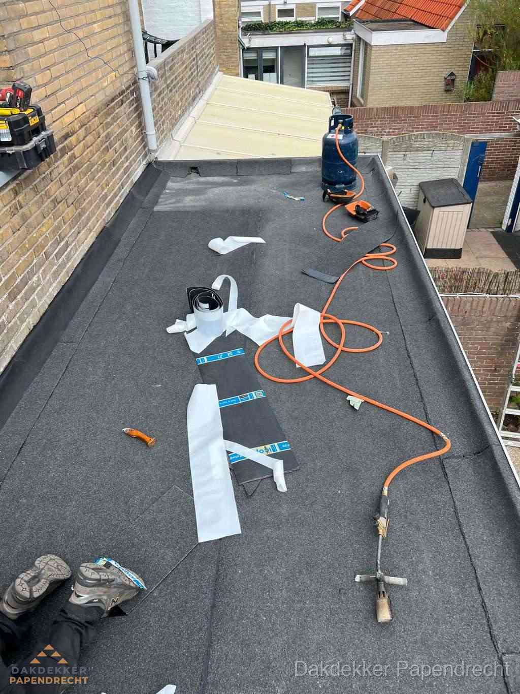 Dakdekker brengt EPDM dakbedekking aan op plat dak in Papendrecht