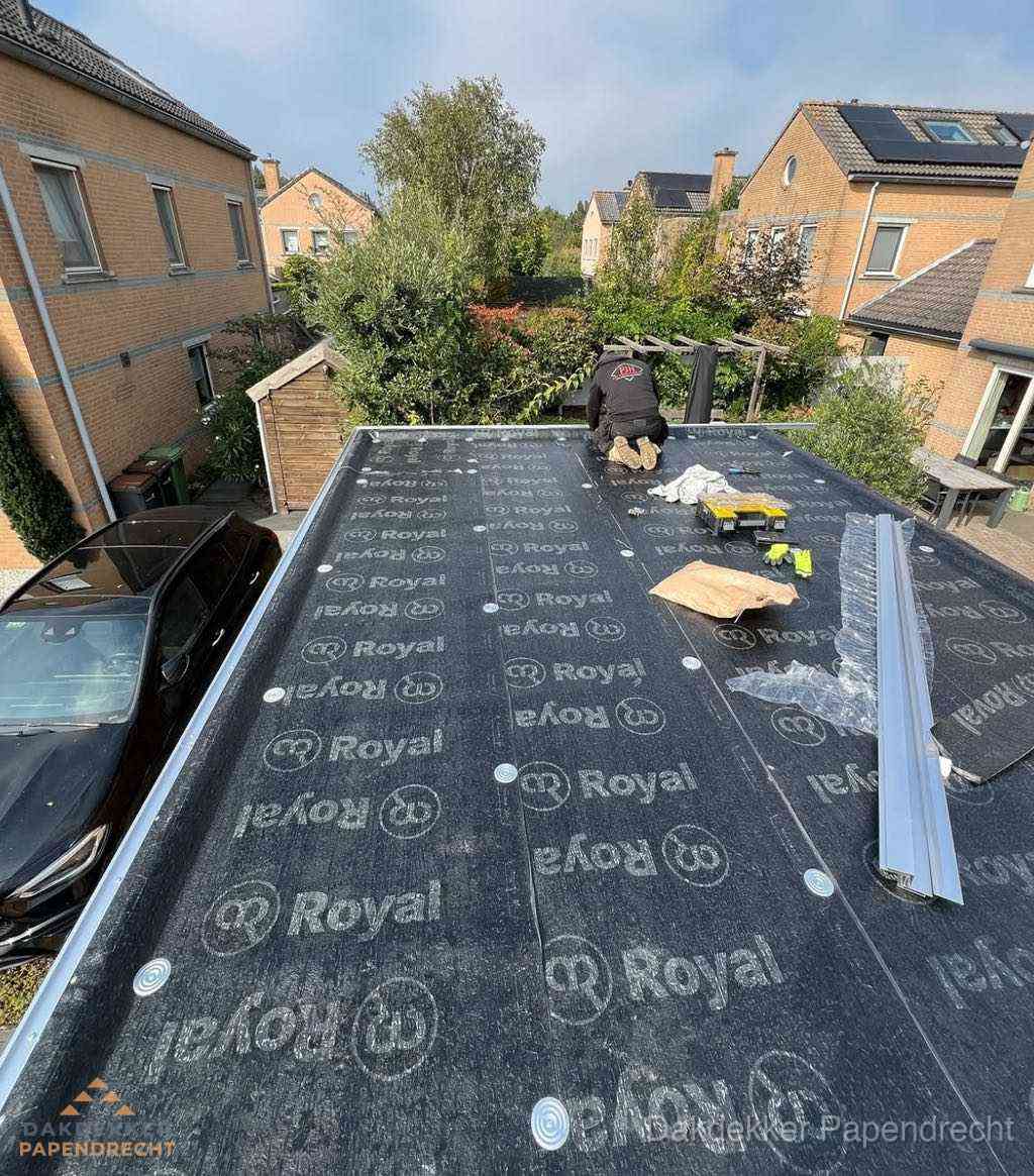 Dakdekker aan het werk op plat dak renovatie in Papendrecht