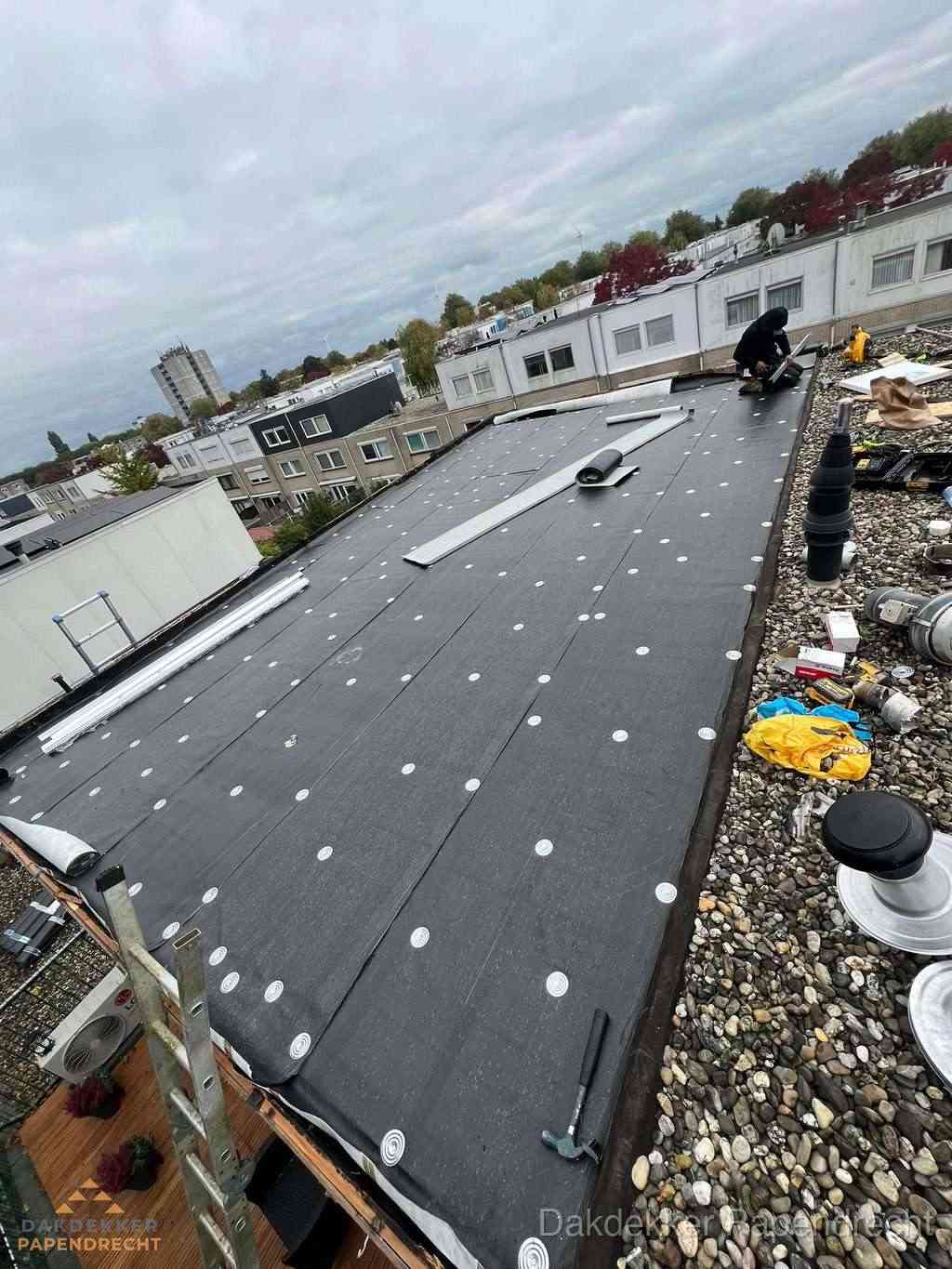 Dakleer vervangen op groot plat dak door dakdekker in Papendrecht