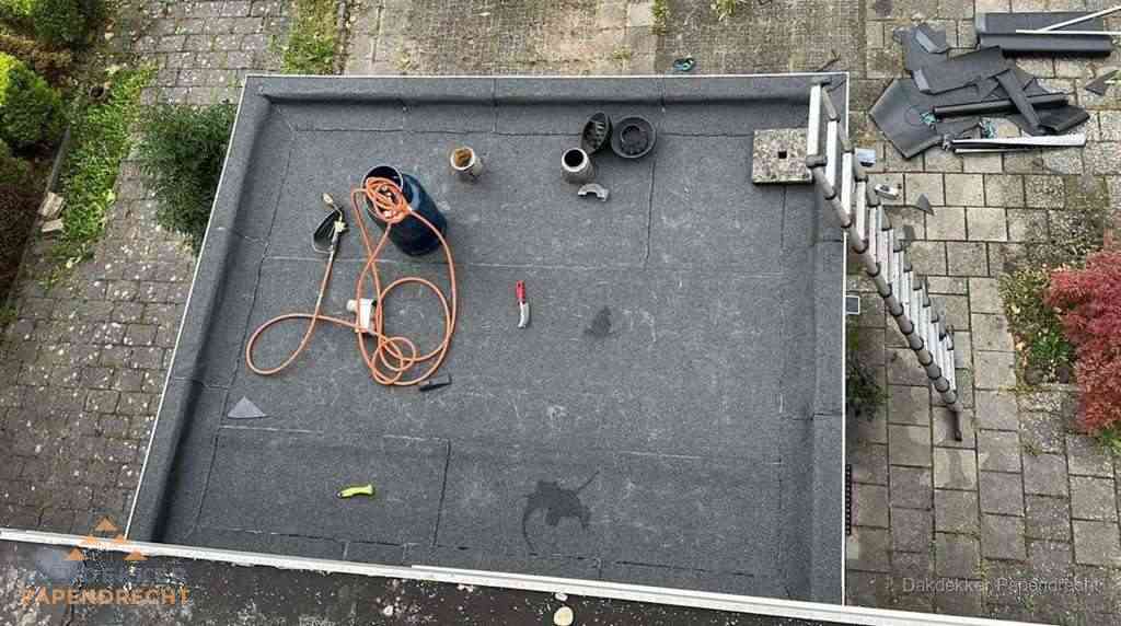 Plat dak met nieuwe bitumen bedekking in Papendrecht