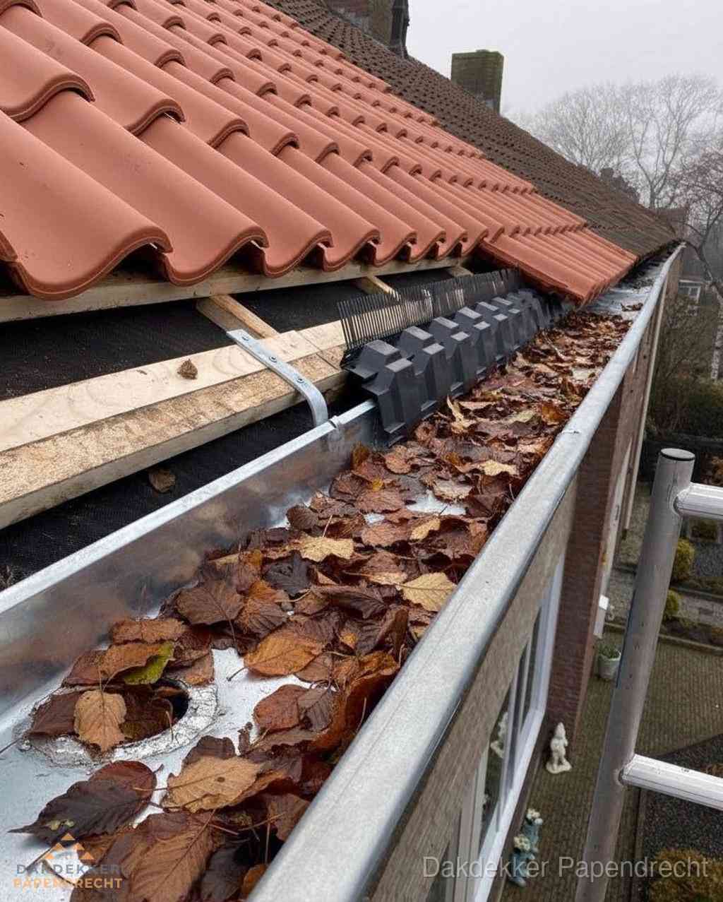 Plat dak bedrijfspand met bitumen dakbedekking en lichtkoepels in Papendrecht