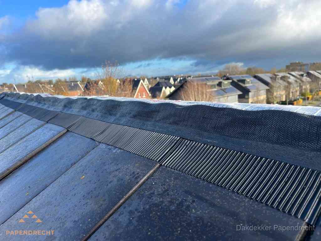Dakisolatie bij de nok met ventilatieprofiel op schuin dak in Papendrecht