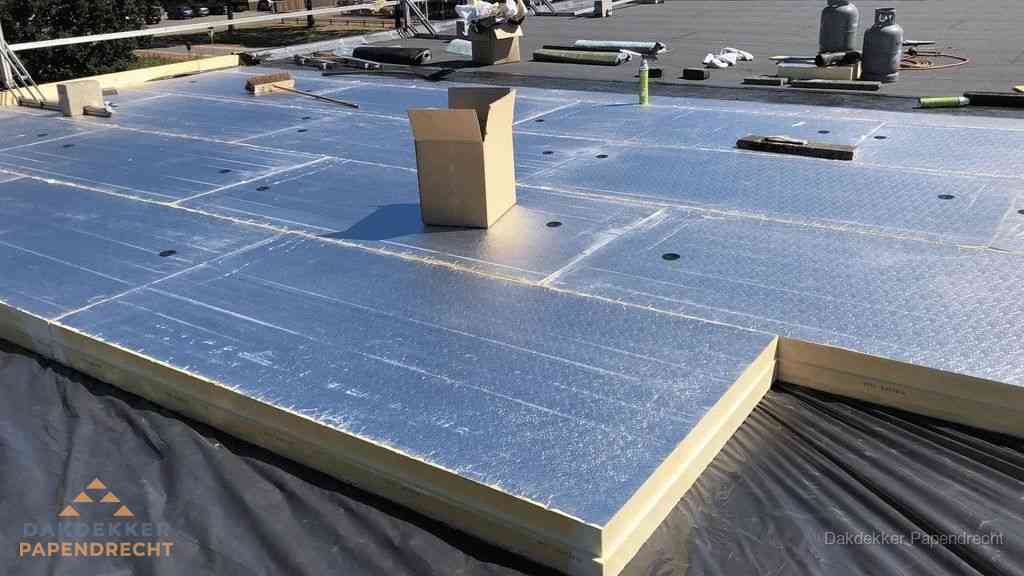 PIR isolatieplaten worden gelegd op plat dak voor dakisolatie in Papendrecht