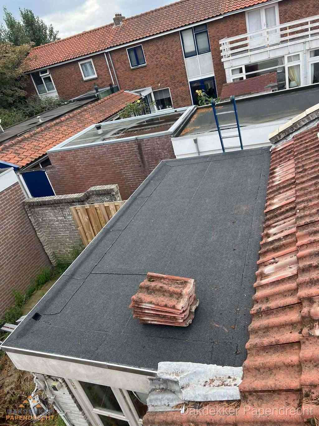 Aanbouw plat dak met reservepannen voor dakpannen vervangen in Papendrecht