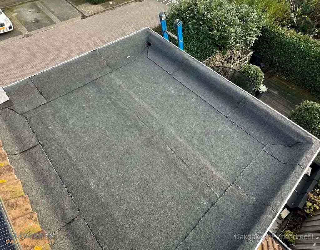 Gerenoveerd plat dak met nieuwe bitumen dakbedekking in Papendrecht