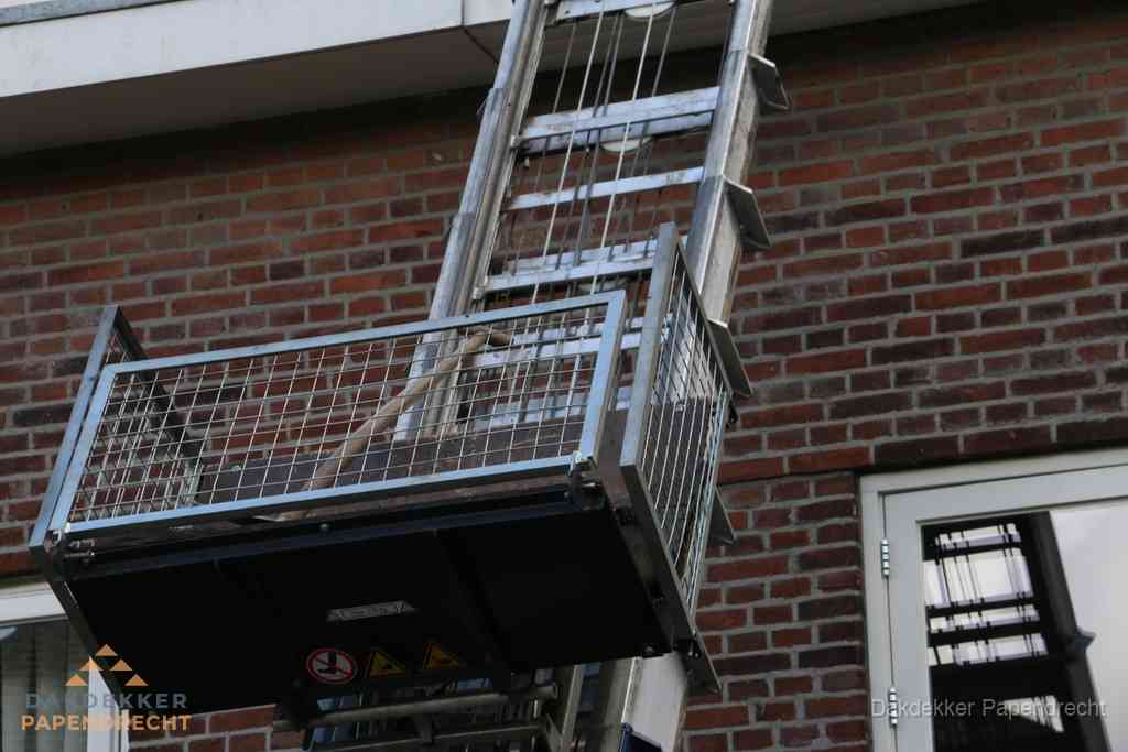 Ladderlift met dakpannen voor dakpan reparatie in Papendrecht