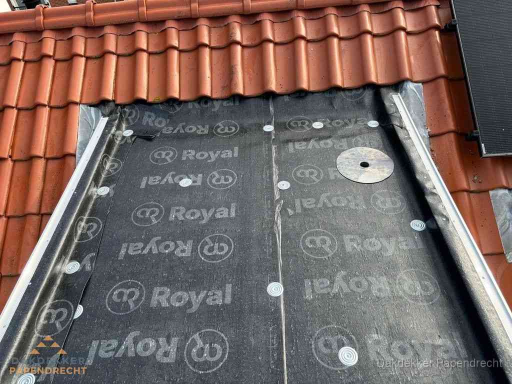 Nieuw dak met dakpannen en Royal onderlaag bij woning in Papendrecht