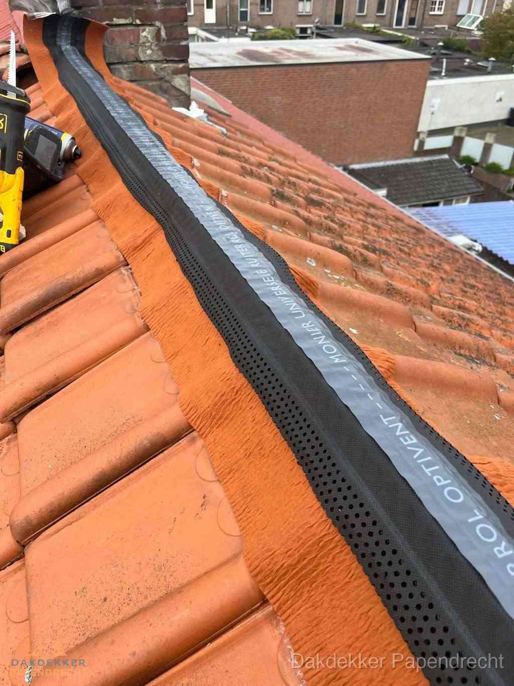Plat dak aanbouw met bitumen naast schuin pannendak in Papendrecht