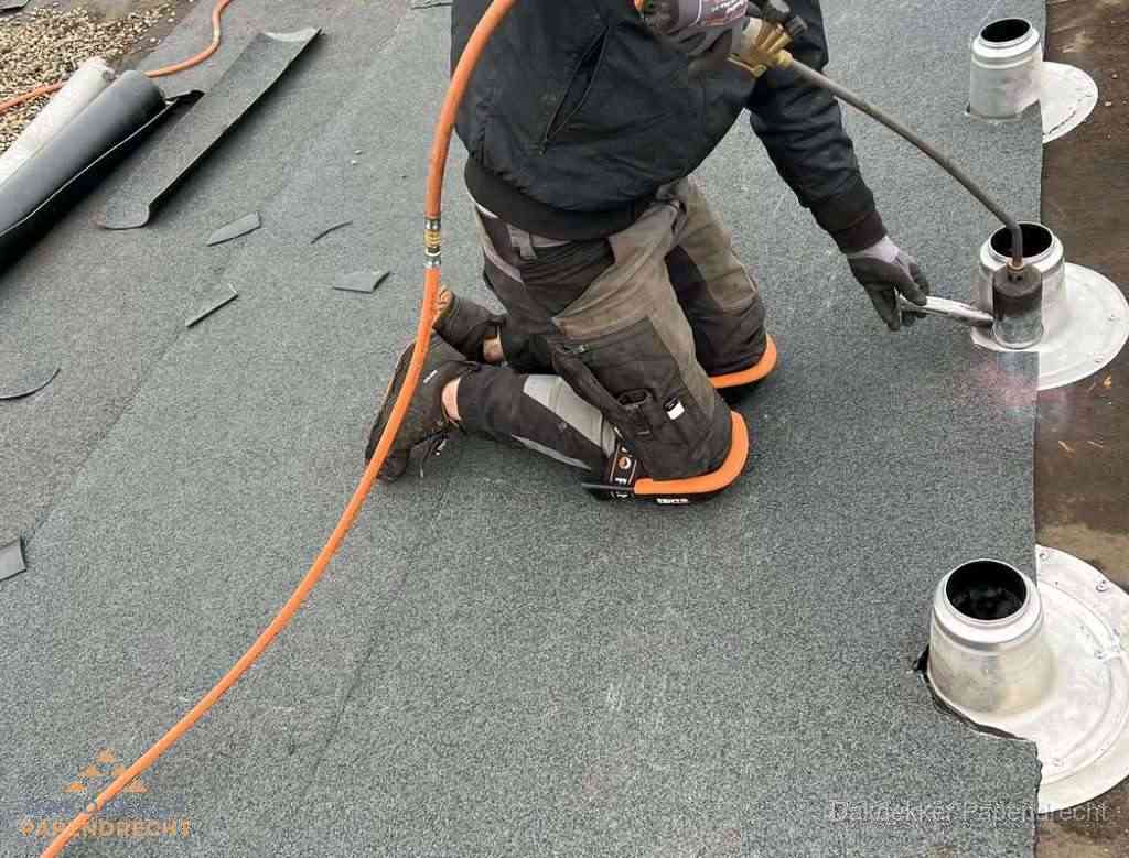 Gereedschap op nieuw plat dak na renovatie in Papendrecht