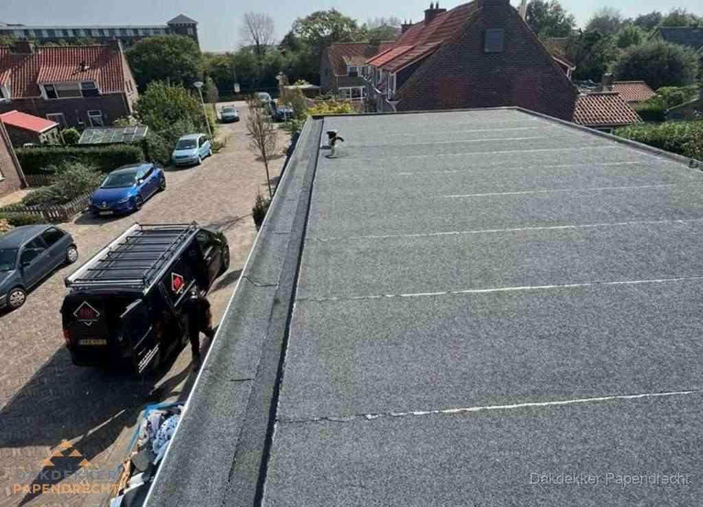 Nieuw bitumen plat dak met uitzicht over landschap in Papendrecht