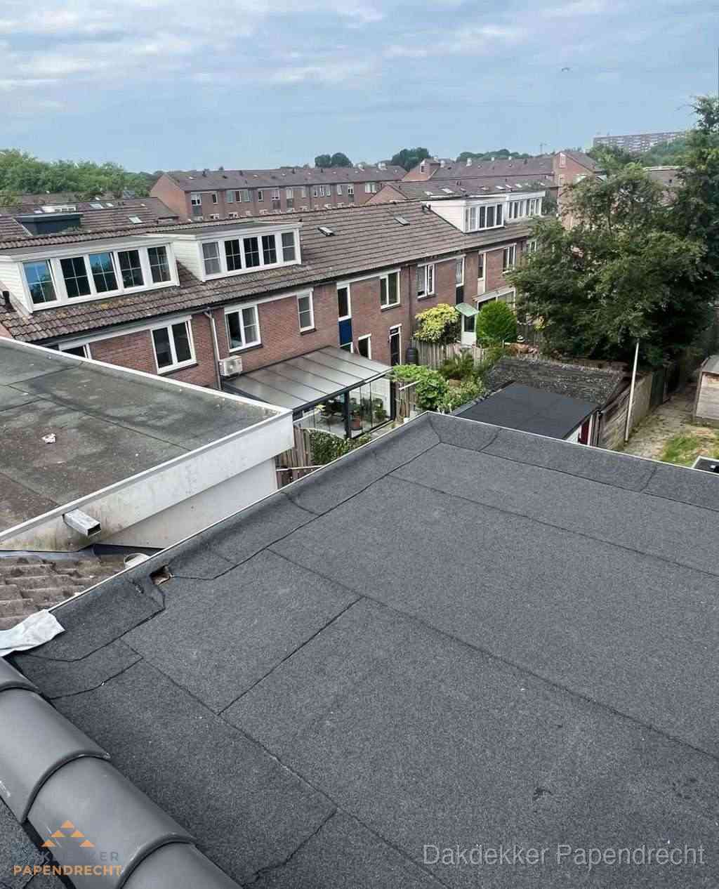 Vernieuwd plat dak met bitumen in woonwijk in Papendrecht