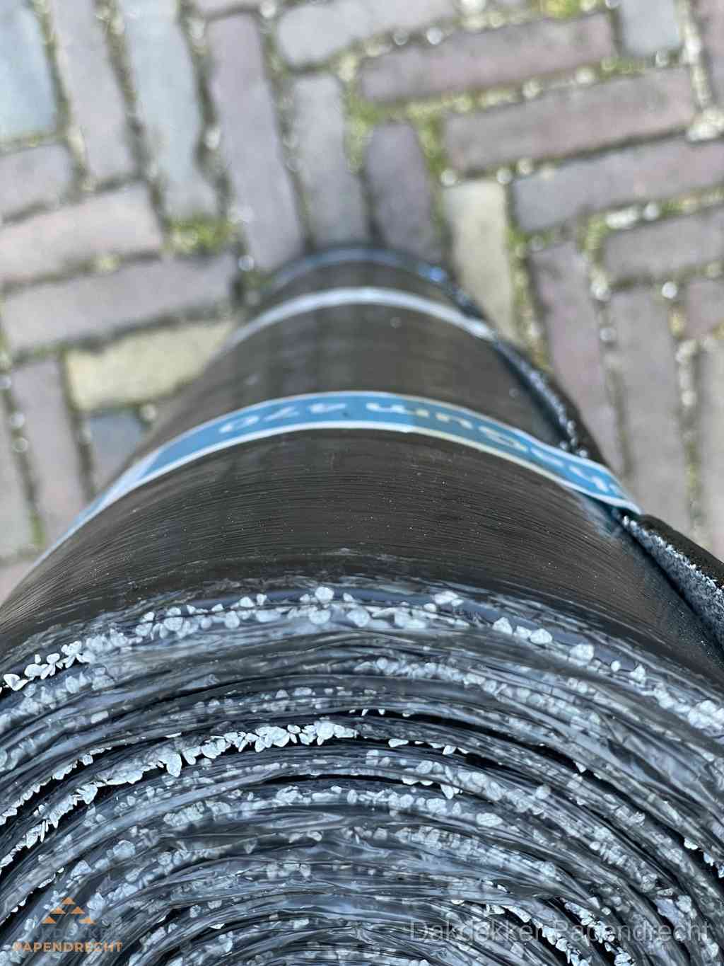 Rol bitumen dakleer met leislag voor plat dak in Papendrecht