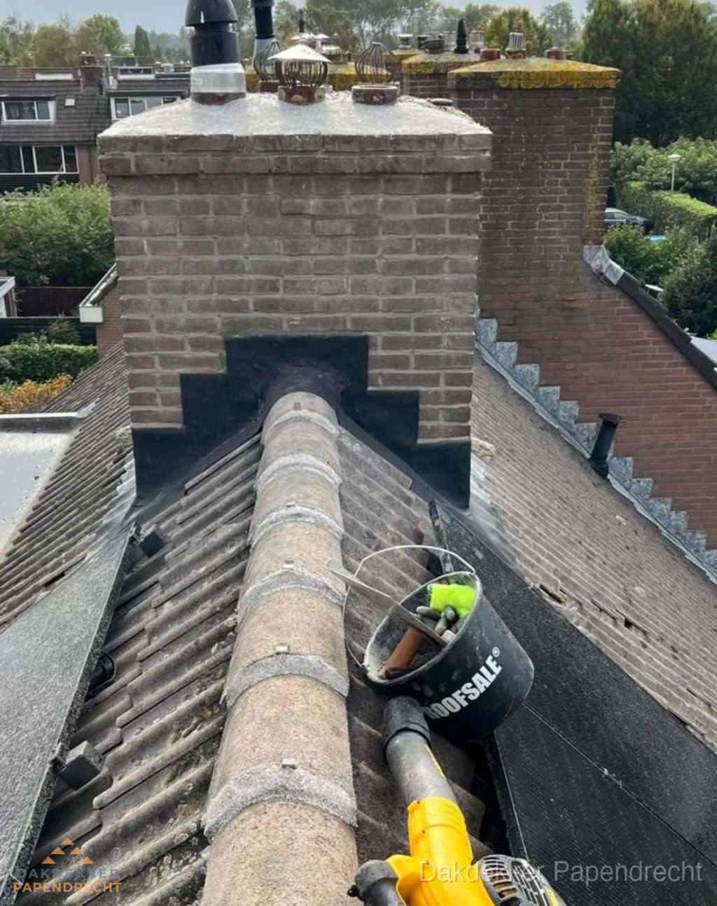 Dakdekker repareert bitumen dakleer bij dakdoorvoer in Papendrecht